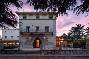 - un bâtiment avec un balcon sur le côté dans l'établissement Parador de Teruel, à Teruel