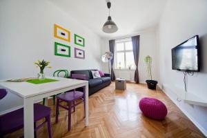 sala de estar con mesa y sofá en City Vibes Apartments en Cracovia