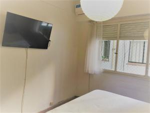 TV colgada en la pared de un dormitorio en Apartamento Segui UNICO LUMINOSO en Buenos Aires