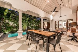 a dining room with a table and chairs at Villa Kilau in Seminyak