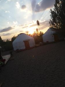 Východ nebo západ slunce při pohledu z kempu nebo okolí