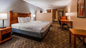 una habitación de hotel con una cama y un escritorio en Best Western Jacksonville near Little Rock Air Force Base, en Jacksonville