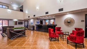 Un vestíbulo con sillas rojas y una mesa. en Best Western Jacksonville near Little Rock Air Force Base, en Jacksonville