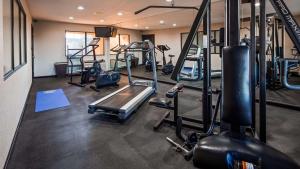 un gimnasio con varias cintas de correr y máquinas de cardio en Best Western Jacksonville near Little Rock Air Force Base, en Jacksonville 22 fotos más