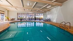 ボルダーシティにあるBest Western Hoover Dam Hotel - SE Henderson, Boulder Cityのスイミングプール付きのホテルルーム内のスイミングプール