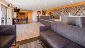 ボルダーシティにあるBest Western Hoover Dam Hotel - SE Henderson, Boulder Cityのソファとキッチンのあるリビングルーム