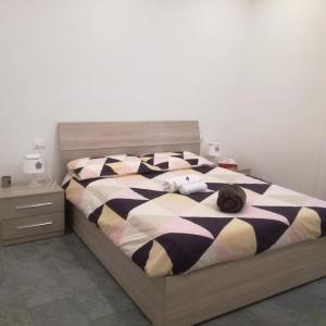 ボローニャにあるClelia.f apartmentsのベッドルーム1室(ベッド1台、白黒の掛け布団付)
