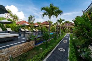 uma imagem de uma villa com piscina em Sunset Cave Villas Lembongan em Nusa Lembongan