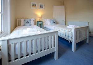 Katil atau katil-katil dalam bilik di 14 Market Cross Place - Beachfront location with lovely sea views - Aldeburgh Coastal Cottages
