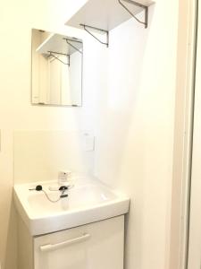 福山的住宿－ROSE ROOM，白色的浴室设有水槽和镜子