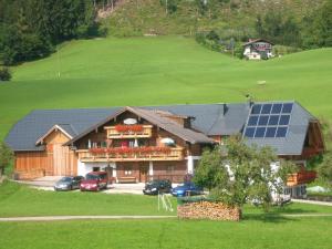 una casa con paneles solares encima en Reiterhof Suassbauer, en St. Wolfgang