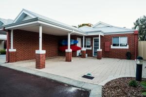 une maison en briques avec une terrasse couverte et une allée. dans l'établissement FortyTwo - Oceanside Retreat Busselton, à Busselton