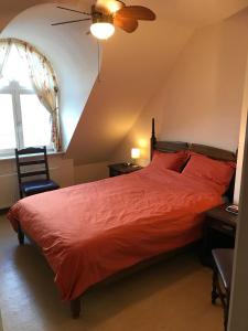 トゥルンハウトにあるComfortabel dakappartement met zicht op jachthavenのベッドルーム1室(赤いベッド1台、窓付)