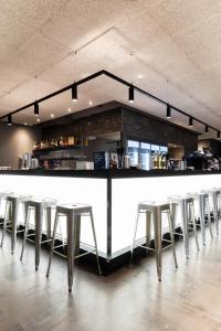 El salón o zona de bar de a&o Frankfurt Ostend