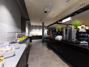 a&o Frankfurt Ostend tesisinde bir restoran veya yemek mekanı