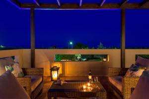Posedenie v ubytovaní Evergreen Seaside Villa with private pool