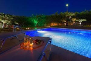 Bazén v ubytovaní Evergreen Seaside Villa with private pool alebo v jeho blízkosti