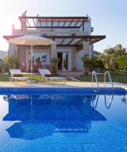 Bazén v ubytovaní Evergreen Seaside Villa with private pool alebo v jeho blízkosti