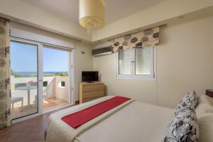 Posteľ alebo postele v izbe v ubytovaní Evergreen Seaside Villa with private pool
