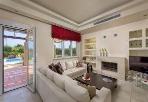 Posezení v ubytování Evergreen Seaside Villa with private pool