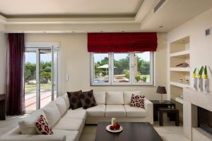 Posedenie v ubytovaní Evergreen Seaside Villa with private pool