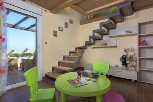 Posedenie v ubytovaní Evergreen Seaside Villa with private pool