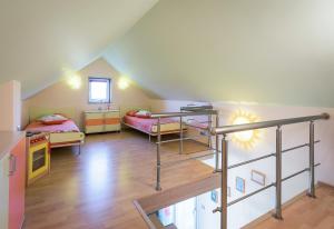 Posteľ alebo postele v izbe v ubytovaní Evergreen Seaside Villa with private pool