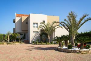Vonkajšia záhrada v ubytovaní Evergreen Seaside Villa with private pool