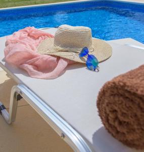 Bazén v ubytovaní Evergreen Seaside Villa with private pool alebo v jeho blízkosti