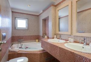 Kúpeľňa v ubytovaní Evergreen Seaside Villa with private pool