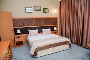 Una cama o camas en una habitación de GM City Hotel