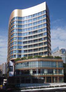 un edificio alto con muchas ventanas en Southern-Club Station 1 Hotel, en Guangzhou