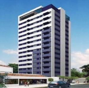wysoki budynek z samochodem zaparkowanym przed nim w obiekcie Apartamento Augusto Lucena w mieście Recife