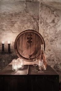a wooden table with two wine glasses and a barrel at Kongsvinger Castle Hotel & Resort in Kongsvinger