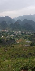 una vista de un campo con montañas en el fondo en Lung Ho motel, en Làng Cac