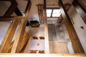 vistas a una habitación con suelo y techo de madera en Prau Llargo, en El Run