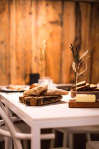 una mesa blanca con pan encima en Granuit room & breakfast, en Sauze di Cesana