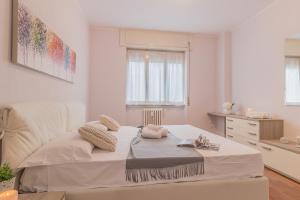 ein Schlafzimmer mit einem großen Bett mit Kissen darauf in der Unterkunft Alexis House Varenna in Varenna + 36 Fotos