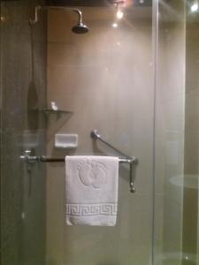 ein Handtuch auf einem Handtuchhalter in der Dusche in der Unterkunft Fields Walking Street Hotel in Angeles
