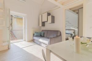 a living room with a couch and a table at Pretty Home Varenna in Varenna