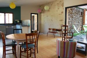 圣锡尔克－拉波皮Chambre d'hôte et gîte de Cantagrel的厨房兼餐厅，配有桌椅 更多18张照片