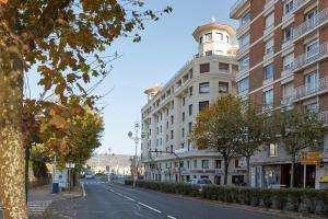 eine leere Stadtstraße mit einem hohen weißen Gebäude in der Unterkunft Mayflower by FeelFree Rentals in San Sebastián