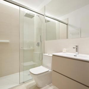 ein Badezimmer mit Toilette, Waschbecken und Dusche in der Unterkunft Mayflower by FeelFree Rentals in San Sebastián + 30 Fotos