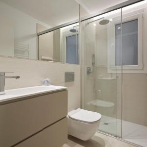 ein Badezimmer mit Toilette und Glasdusche in der Unterkunft Mayflower by FeelFree Rentals in San Sebastián