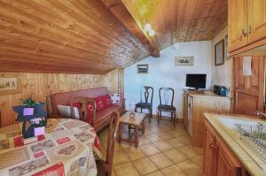 a kitchen with a table and chairs in a room at Chambres d'hôtes les Terrasses de Varme in Sallanches