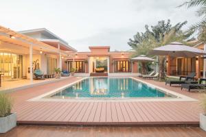 Bazén v ubytování Kan & Kan Luxury Pool Villa Hua Hin with all bathtub nebo v jeho okolí