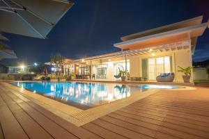 Bazén v ubytování Kan & Kan Luxury Pool Villa Hua Hin with all bathtub nebo v jeho okolí