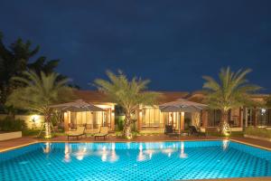 Bazén v ubytování Kan & Kan Luxury Pool Villa Hua Hin with all bathtub nebo v jeho okolí