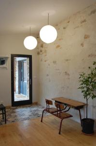 uma sala de jantar com uma mesa e um vaso de plantas em Chambre d'hôte et gîte de Cantagrel em Saint-Cirq-Lapopie