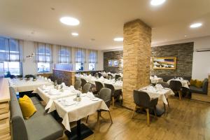 ein Esszimmer mit weißen Tischen und Stühlen in der Unterkunft Hotel & Restaurant Goldener Pflug in Ludwigsburg